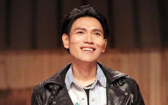 Nam ca sĩ bất ngờ ngã từ sân khấu cao 2m, nhập viện khẩn cấp trong đêm