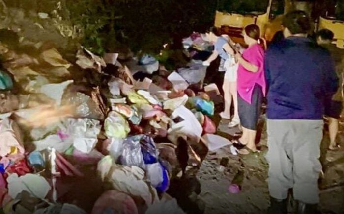 4 nhân viên vệ sinh lục tung 'núi rác' hôi thối, giúp bà cụ tìm lại tài sản quan trọng