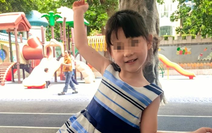 Đi tắm suối cùng gia đình, bé gái tử vong 2 tháng sau đó