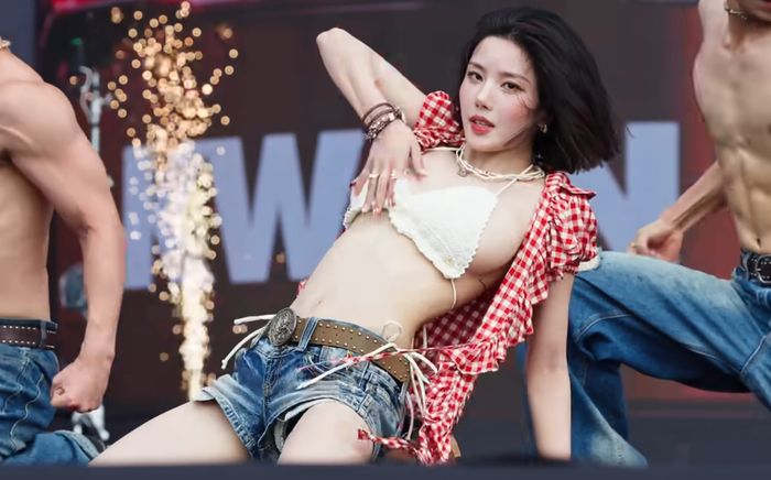 'Nữ thần waterbomb' Kwon Eun Bi nói về bộ đồ táo bạo gây tranh cãi