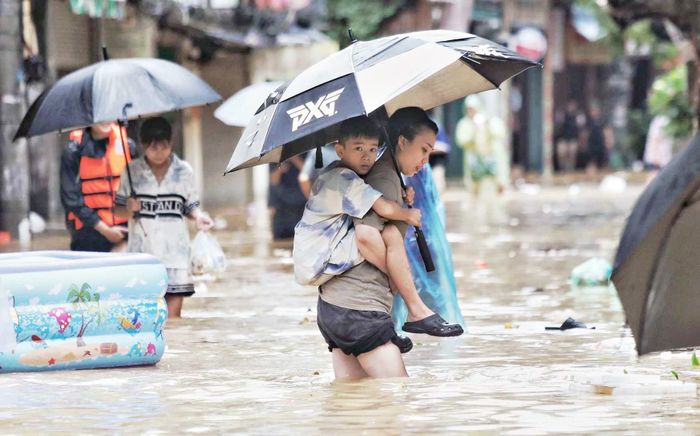 Bão số 5 giật cấp 17 đang áp sát miền Trung