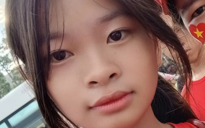 Bé gái 12 tuổi lạc mẹ khi đi xem diễu binh, gia đình khẩn nhờ cộng đồng tìm kiếm