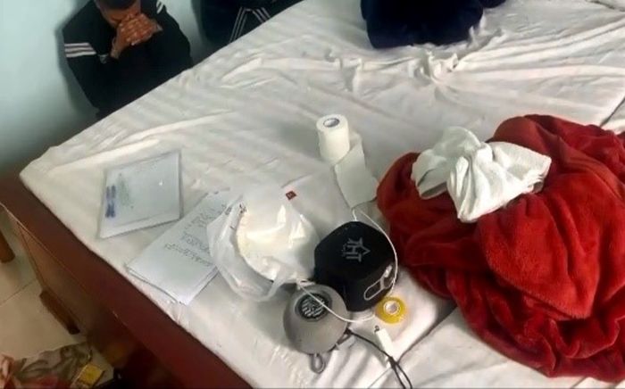 Kiểm tra đột xuất phòng nhà nghỉ, Công an phát hiện hành vi đáng xấu hổ của đôi nam nữ