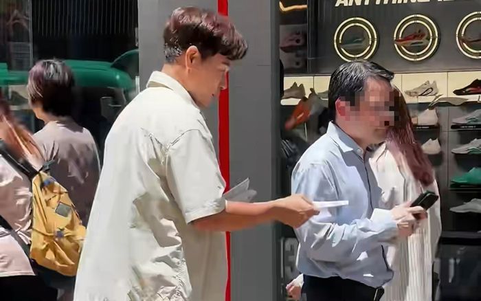 Nam ca sĩ nổi tiếng một thời đi phát tờ rơi ngoài đường, danh tính chẳng xa lạ