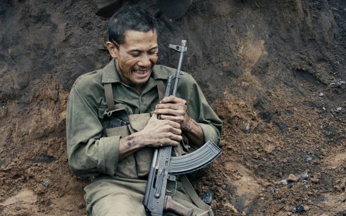 Mưa Đỏ tạo cơn sốt phòng vé, vượt mặt nhiều siêu phẩm quốc tế