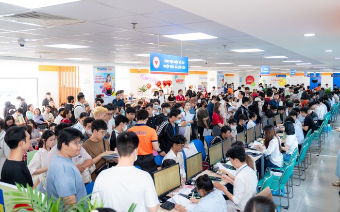 Nhộn nhịp mùa nhập học: Hàng ngàn tân sinh viên háo hức, phụ huynh yên tâm