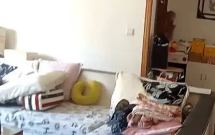 Trở về nhà sau chuyến đi chơi, cặp vợ chồng tá hỏa trước cảnh tượng sau khi mở cửa