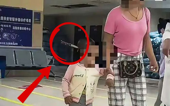 Bà mẹ dắt con đến bệnh viện trong tình trạng khó tin, ai nhìn cũng hoảng hồn