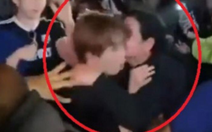 Nam ca sĩ 24 tuổi khi bị nữ khán giả cưỡng hôn khi dự sự kiện ở nước ngoài, cộng đồng mạng bức xúc