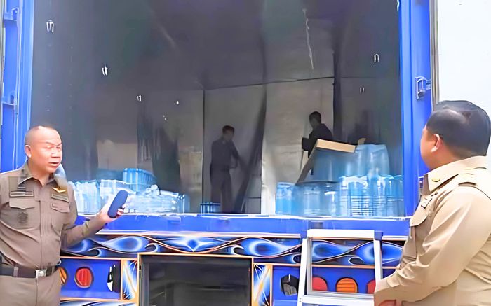 Bắt giữ cặp vợ chồng lái xe tải chở hàng, kinh hoàng với thứ được giấu bên trong