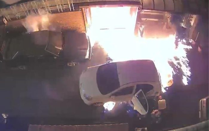 Người đàn ông châm lửa đốt xe hơi trước nhà em trai lúc nửa đêm, thừa nhận lý do gây sốc