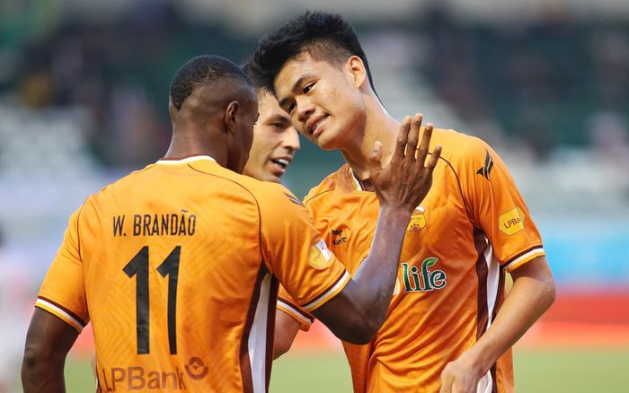 Trung vệ HAGL mới tốt nghiệp lớp 12 lên tuyển Việt Nam