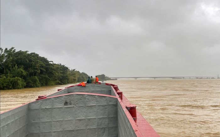 5 ngư dân lênh đênh giữa dòng sông Lam do lũ lên quá nhanh