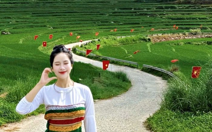 Con đường rợp cờ đỏ sao vàng mừng Quốc khánh 2/9 tại Pù Luông, Thanh Hoá
