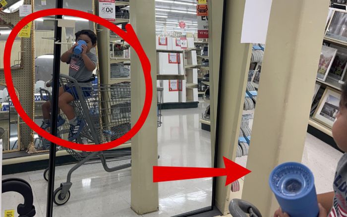 Chụp cháu trai trong gương, bà ngoại 'nổi da gà' trước hình ảnh phản chiếu lại