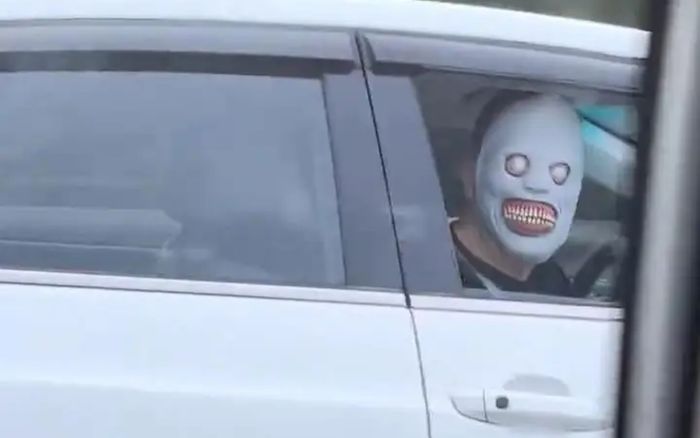 Người đàn ông đeo mặt nạ kinh dị 'chọc ghẹo' xe khác giữa cao tốc, nữ hành khách hét lên hoảng loạn