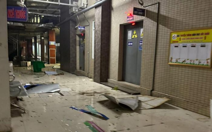 Hình ảnh tan hoang bên trong Bệnh viện Sản Nhi Nghệ An sau khi bão đi qua