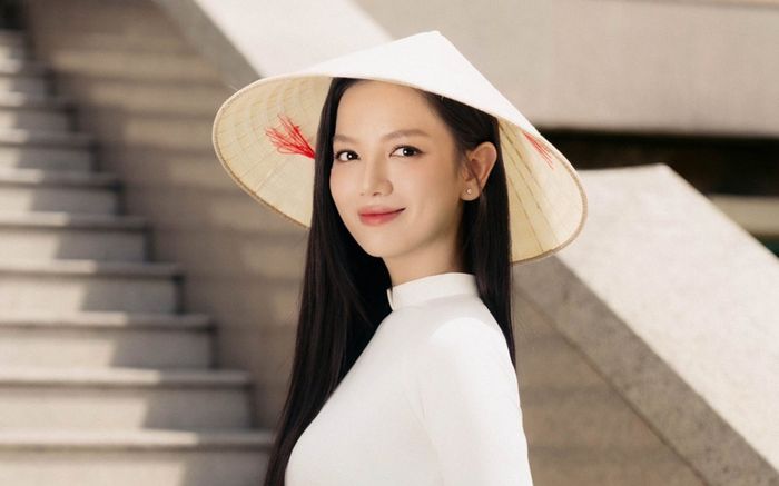 Nhan sắc đời thực của bóng hồng phim Mưa Đỏ gây sốt