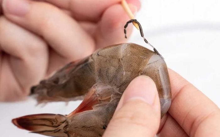 Khi nào không cần rút bỏ đường chỉ đen trên lưng tôm?