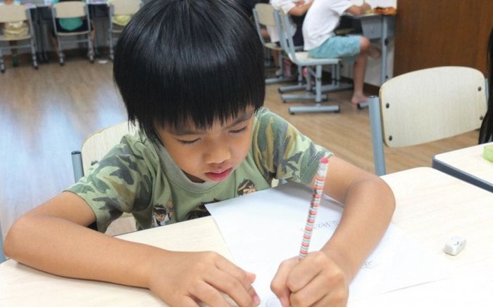 Bài văn tả cây thước nhựa bị gãy khiến dân mạng thích thú