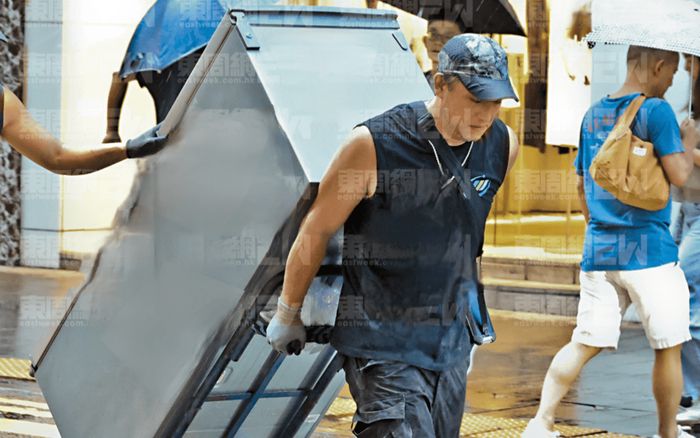 Nam ca sĩ nổi tiếng bị bắt gặp đi làm bốc vác, giao tủ lạnh mưu sinh sau bê bối ngoại tình