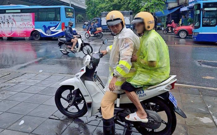 Phát hiện cụ ông đang loay hoay bên đường, Cảnh sát tiếp cận liền tỏ chuyện phía sau