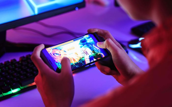 Bực bội trong lúc chơi game online, cậu bé 14 tuổi nhập viện cấp cứu