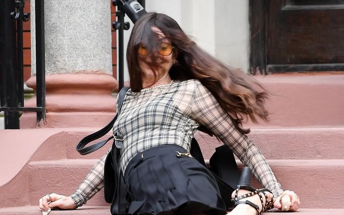 Netizen xôn xao với cú ngã của Anne Hathaway