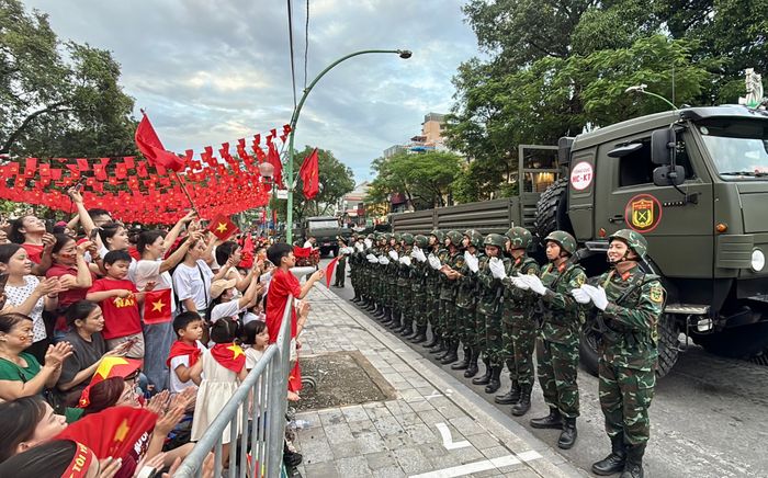 Tối nay, những tuyến đường nào ở Hà Nội cấm xe phục vụ cho tổng duyệt diễu binh, diễu hành?