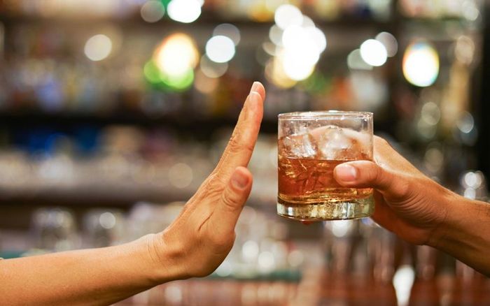 Uống rượu liên tục mỗi ngày, cơ thể sẽ biểu hiện gì?