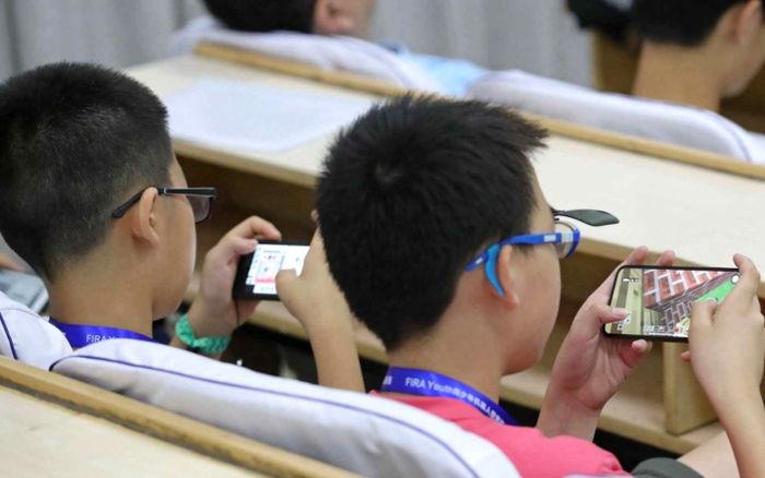 Từ năm học mới, học sinh Hà Nội nộp điện thoại trước giờ vào lớp