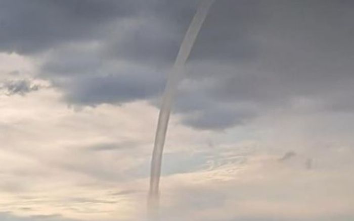 'Ống hút' khổng lồ xuất hiện trên bầu trời khiến người dân xôn xao