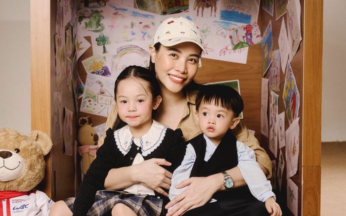 Bất ngờ thái độ của con Đàm Thu Trang khi xem ảnh quá khứ của mẹ