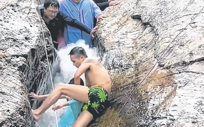 Mắc kẹt trong khe đá giữa dòng suối chảy xiết, thót tim khoảnh khắc khách du lịch hợp sức giải cứu cậu bé