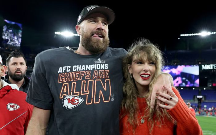 Taylor Swift lần đầu lộ diện sau khi đính hôn, visual tươi tắn chuẩn cô dâu mới