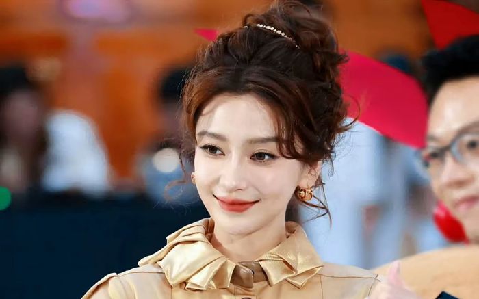 Clip Angelababy mím môi, kìm nén nước mắt khiến fan bàn tán