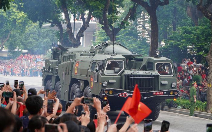 Đoàn diễu binh di chuyển về các tuyến phố trung tâm trong tiếng hò reo của nhân dân