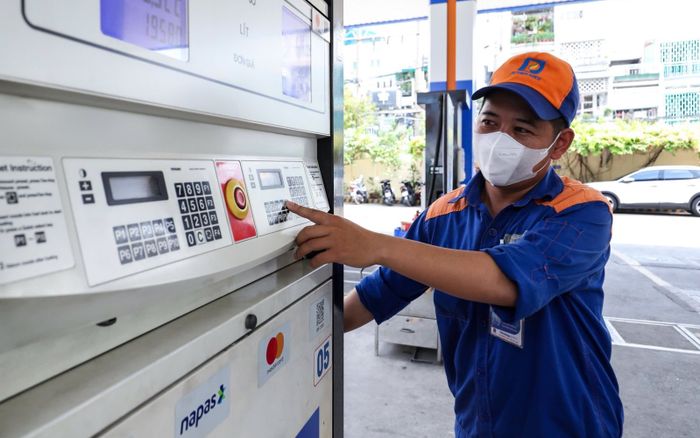 Giá xăng dầu hôm nay 3/8: Giảm rất mạnh