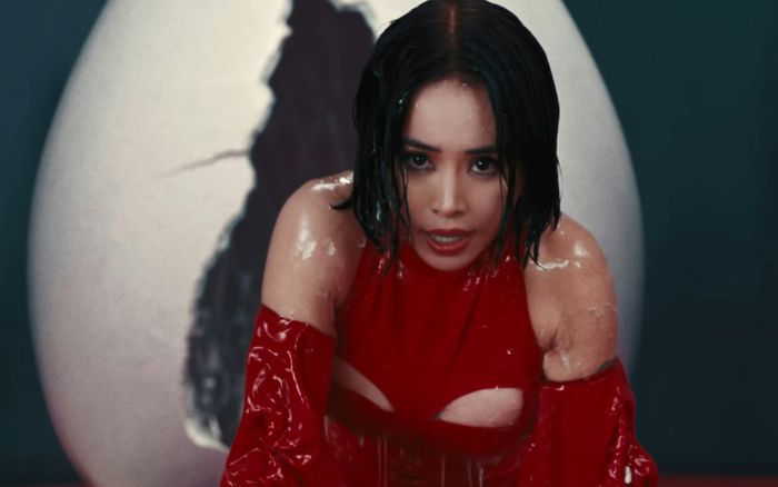 Nữ ca sĩ gây sốc với hình ảnh nhầy nhụa bên 16 vũ công