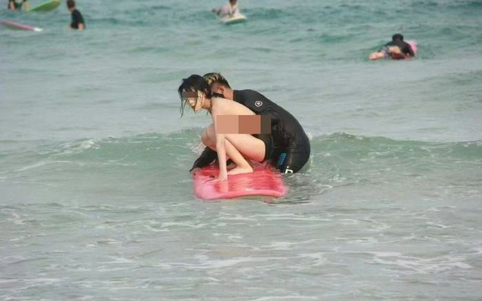 Cô gái bị cuốn trôi bikini khi chơi lướt sóng, nam hướng dẫn viên có hành động gây tranh cãi