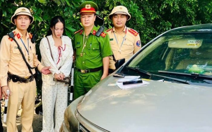 Phát hiện chiếc ô tô có biểu hiện 'lạ', Cảnh sát kiểm tra làm lộ bí mật của cô gái ngồi bên trong