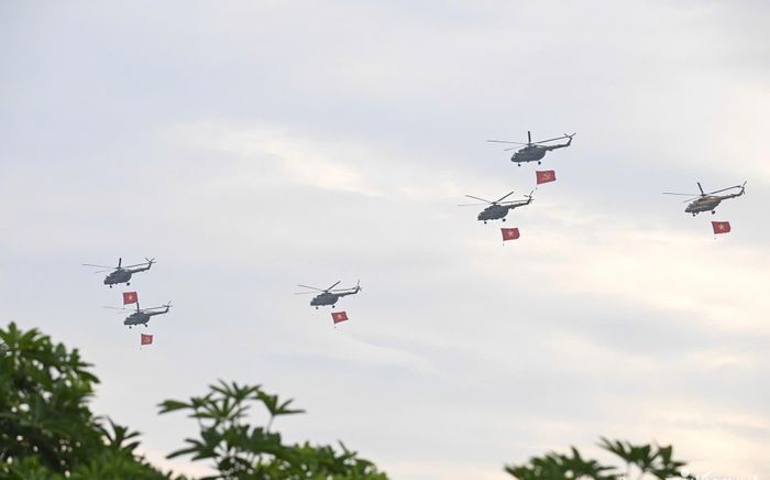 Trực thăng mang cờ Tổ quốc bay về Quảng trường Ba Đình trong khí thế tự hào