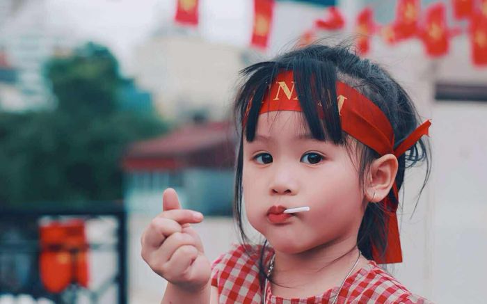 Trẻ em háo hức theo bố mẹ đi xem tổng duyệt diễu binh, diễu hành A80: Bài học sống động về lòng yêu nước