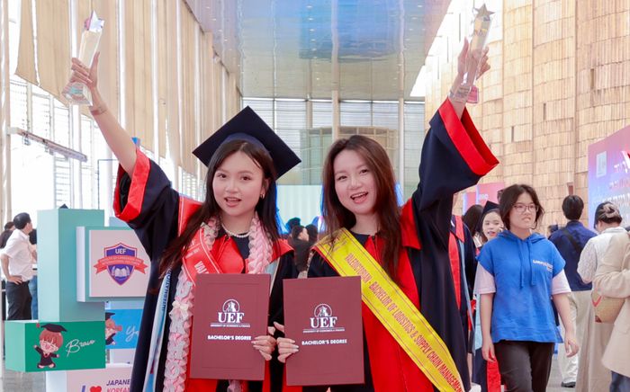 Ngưỡng mộ cặp chị em song sinh cùng tốt nghiệp Thủ khoa