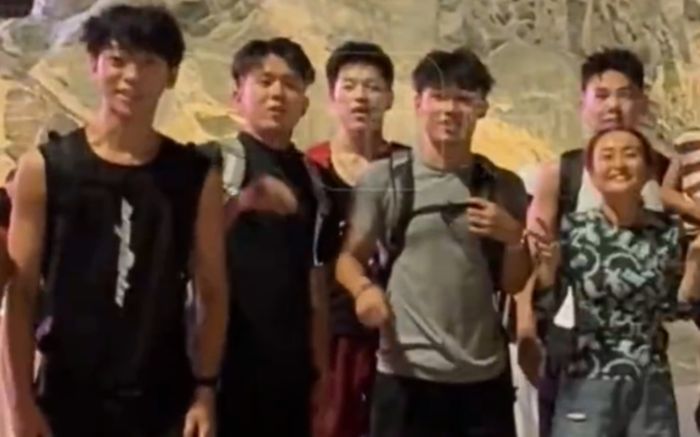 Hai người phụ nữ đi leo núi, gây xôn xao khi chi 100 triệu đồng thuê 24 'soái ca' theo phục vụ