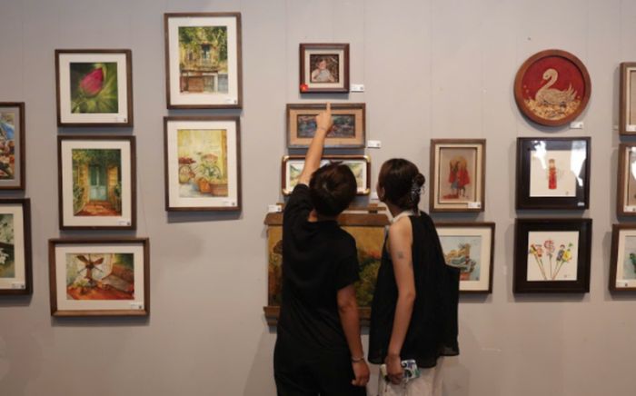 Người dân đổ về Văn Miếu - Quốc Tử Giám thưởng thức triển lãm nghệ thuật nhân dịp Quốc khánh 2/9