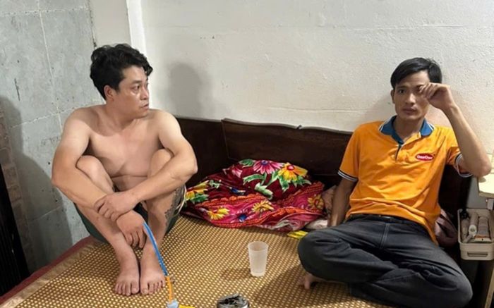 Kiểm tra phòng trọ, Công an Hà Nội bắt quả tang hành vi đáng xấu hổ của 2 thanh niên