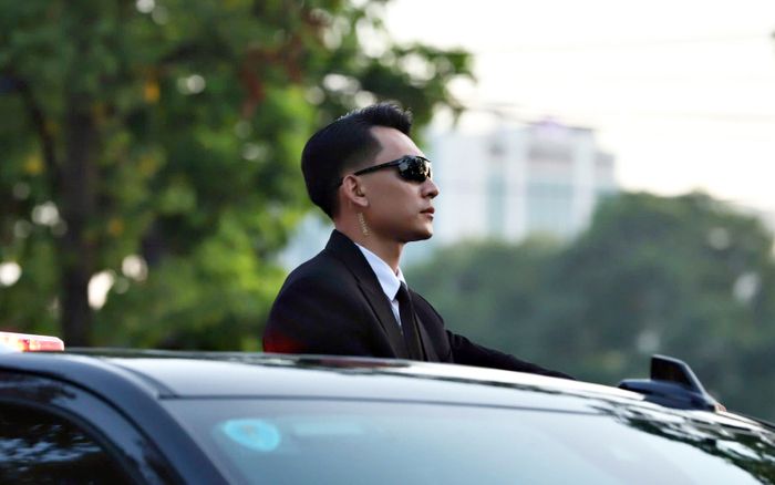 Danh tính chiến sĩ cảnh vệ đeo kính đen gây bão mạng xã hội sau buổi tổng duyệt A80