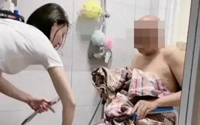 Nghỉ việc chăm sóc cha mắc ung thư suốt 1 năm, con gái 48 tuổi nhận lại đúng hai chữ gây đau lòng