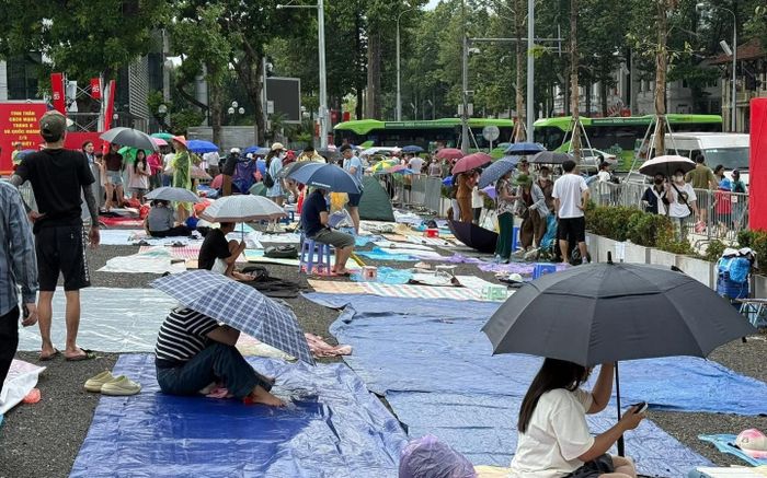 Nhiều người trải bạt ở các tuyến đường trung tâm chờ xem diễu binh từ trưa 31/8